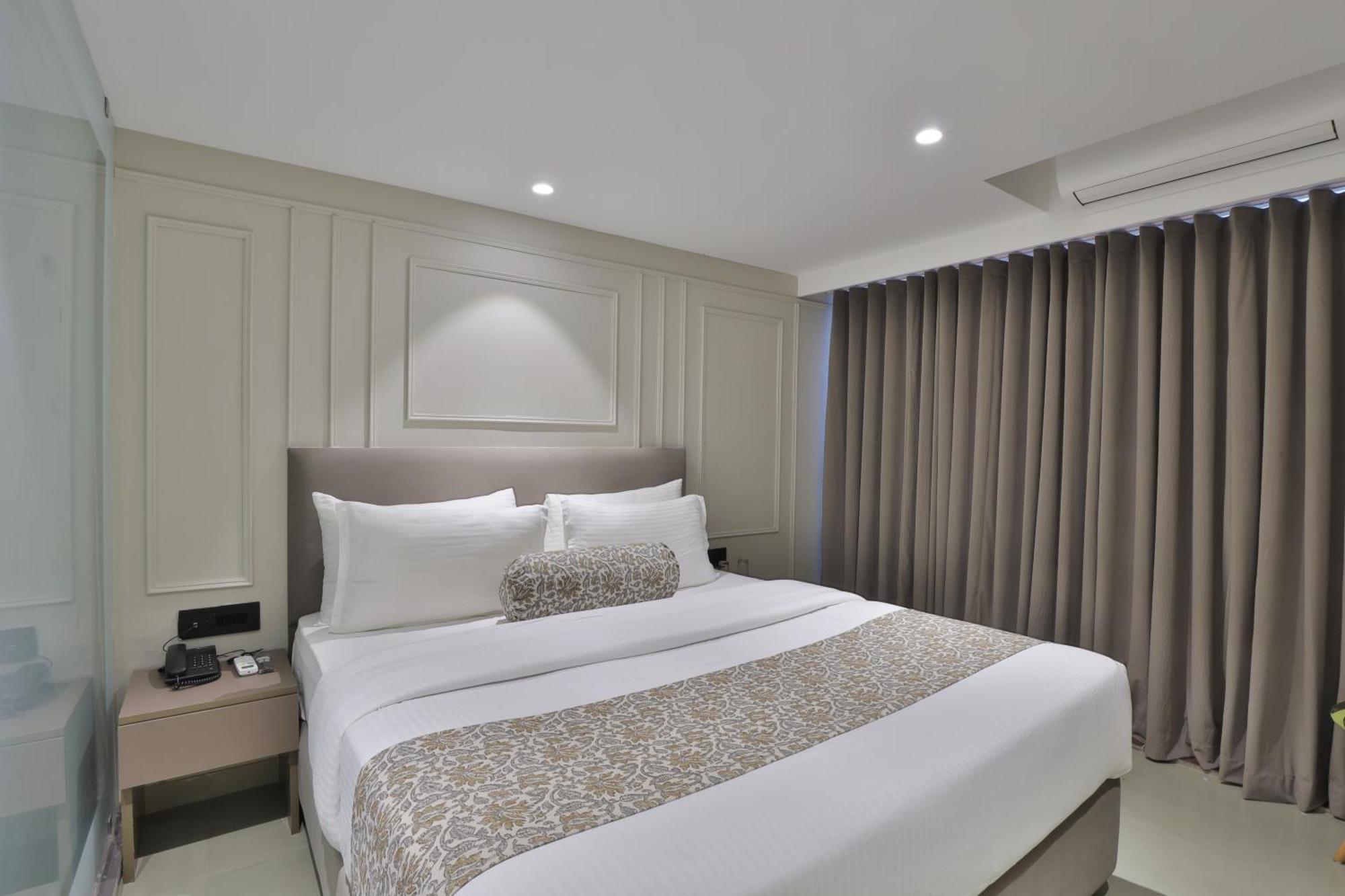אחמדאבאד Hotel The Grand Suites מראה חיצוני תמונה